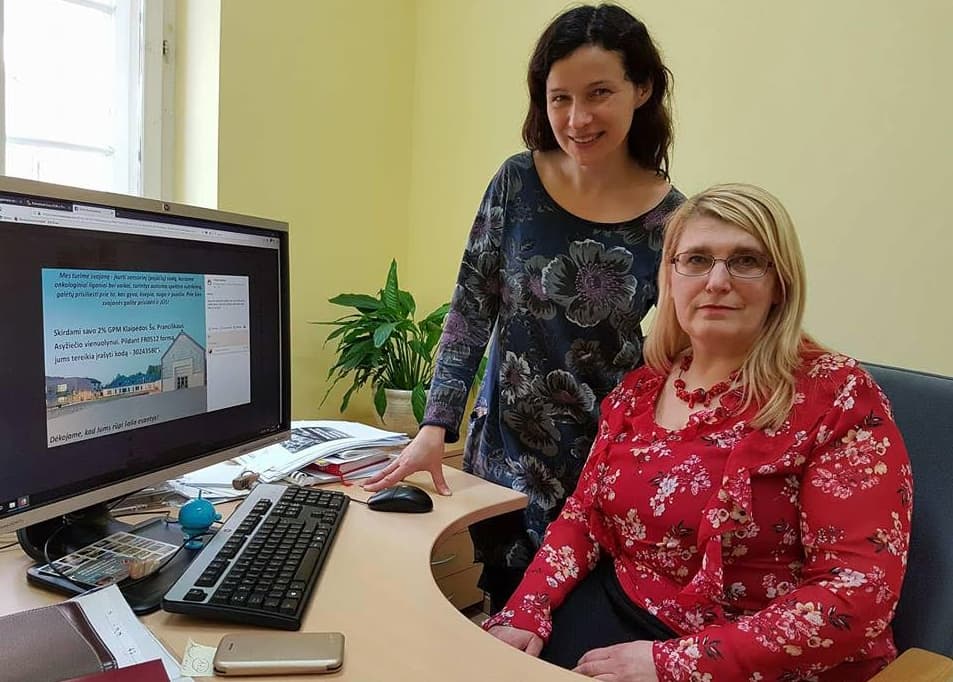 Ranka rankon dirbančios - Klaipėdos universiteto, Holistinės medicinos katedros vedėja - doc. dr. Giedrė KAVALIASKIENĖ ir dekoratyvinės sodininkystės specialistė Roma URBONIENĖ džiaugiasi galėdamos padėti įgyvendinti unikalų Lietuvoje projektą – sensorinį (pojūčių) sodą žmonėms su negalia, autistams.