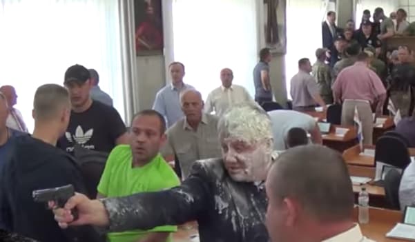 Politinei kovai Ukrainoje tinka ir kefyras, ir šūviai bei kitos nestandartinės priemonės