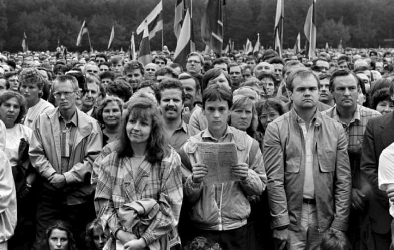 1988 m. rugpjūčio 23 d. Sąjūdžio mitingo Vingio parke akimirka.