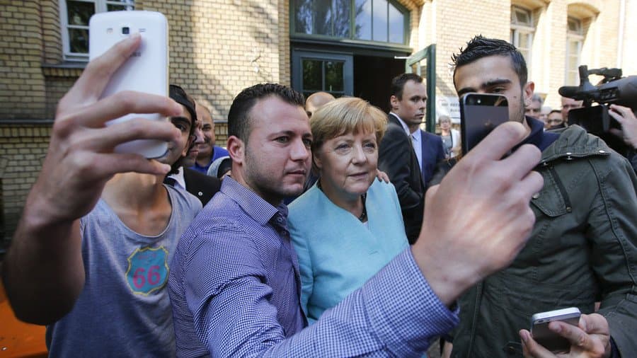 Angela Merkel ne kartą pozavo su pabėgėliais, bet nieko nedarė, kad jų antplūdis būtų sustabdytas.