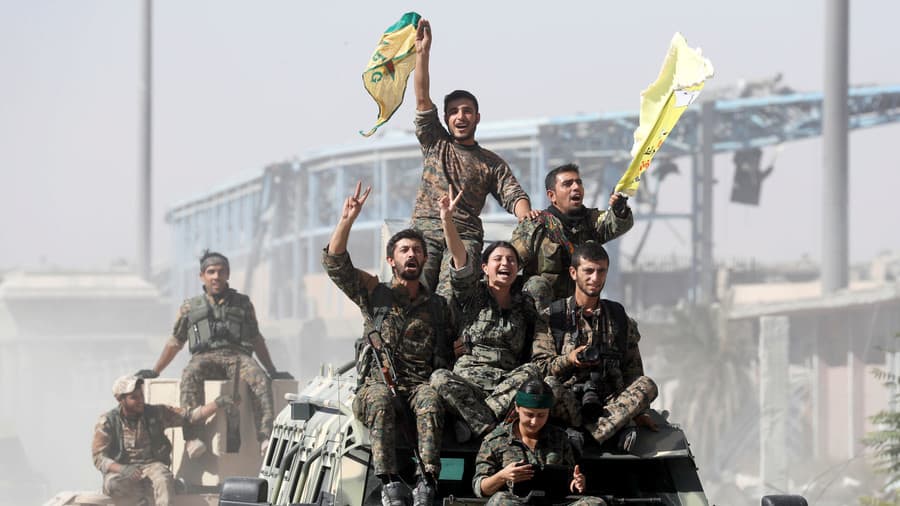 Kurdų kovotojai su YPG ir SDF vėliavomis švenčia Rakos išvadavimą 2017 m. spalio 17 d.