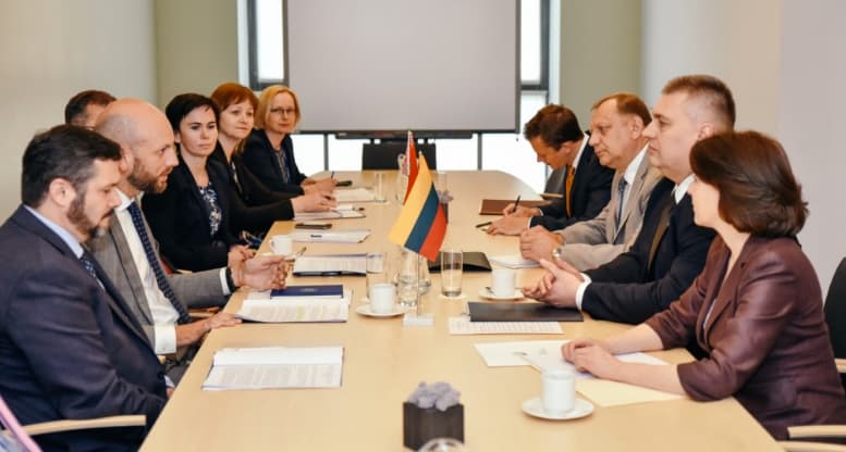 Viceministrų susitikimo akimirka. Nuotr. urm.lt