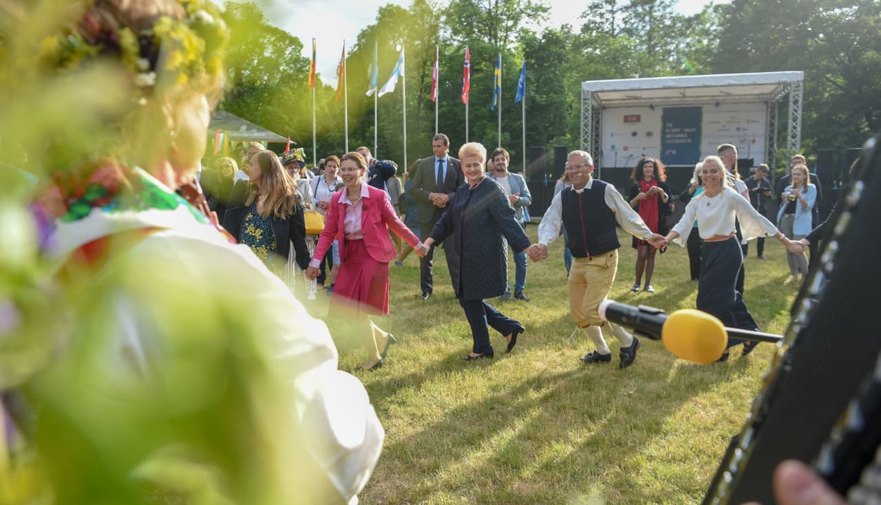 Po metinio pranešimo prezidentė D. Grybauskaitė dalyvavo vidurvasario šventėje, liudijančioje viso regiono bendrystę. Nuotr. prezidentas.lt