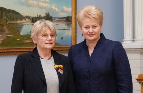 T. B. Burauskaitė (kairėje). Nuotr. prezidentas.lt