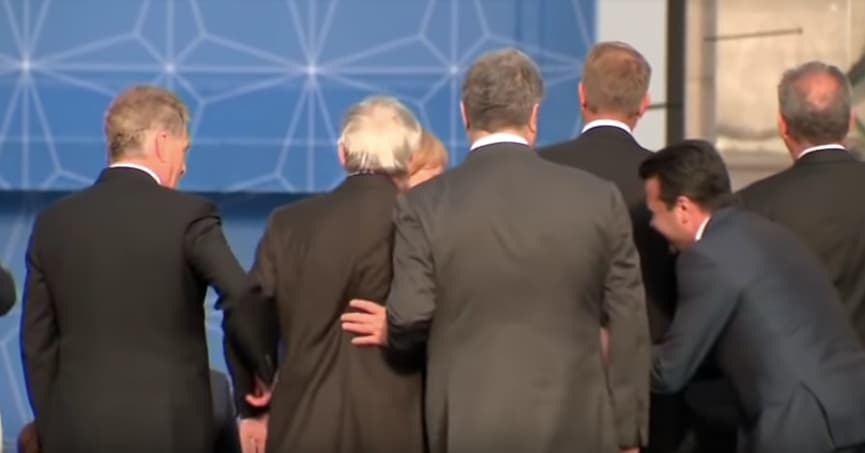 NATO viršūnių susitikime Europos Komisijos pirmininką teko prilaikyti – jam radikulitas