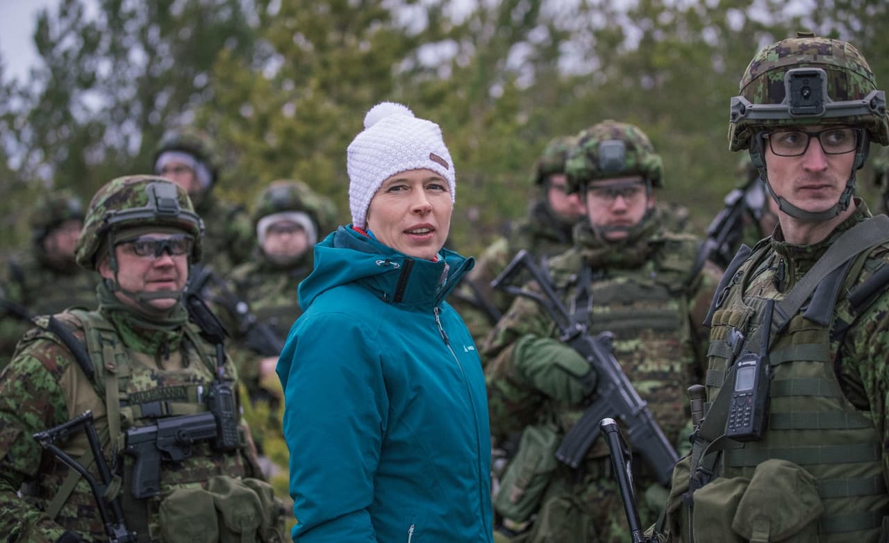 Estijos prezidentė Kersti Kaljulaid savo šalies karių apsuptyje. Nuotr.