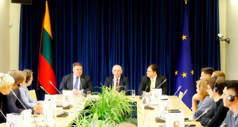 Rytų kraštų lietuvių jaunimas turėjo galimybę susitikti su prezidentu Valdu Adamkumi