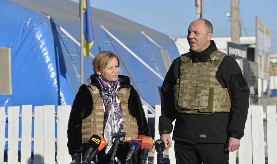R. Juknevičienė (kairėje). Nuotr. http://rada.gov.ua