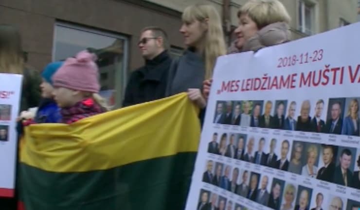 Lapkričio 25 d. prie Seimo vyko mitingas „Stop nepagrįstam vaikų paėmimui ir barnevernet principams Lietuvoje!“.