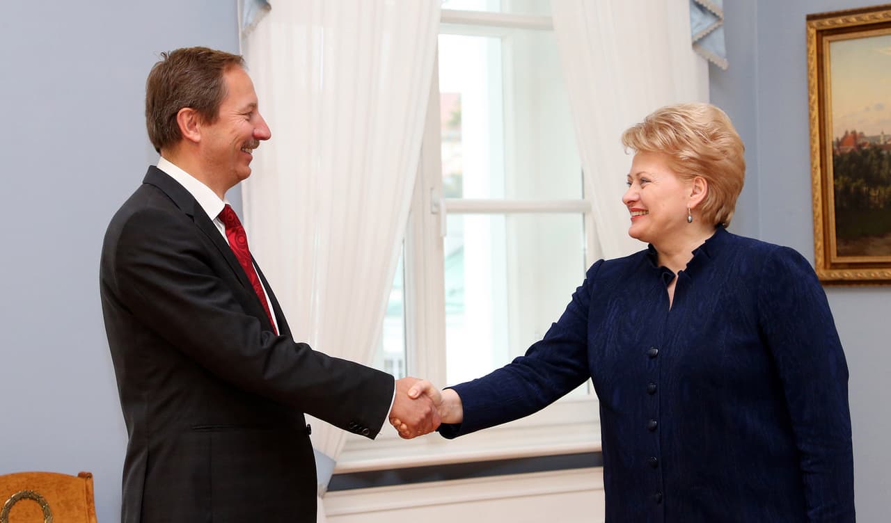 Vienas geriausių Lietuvos valdininkų D. Matulionis (kairėje). Nuotr. prezidentas.lt