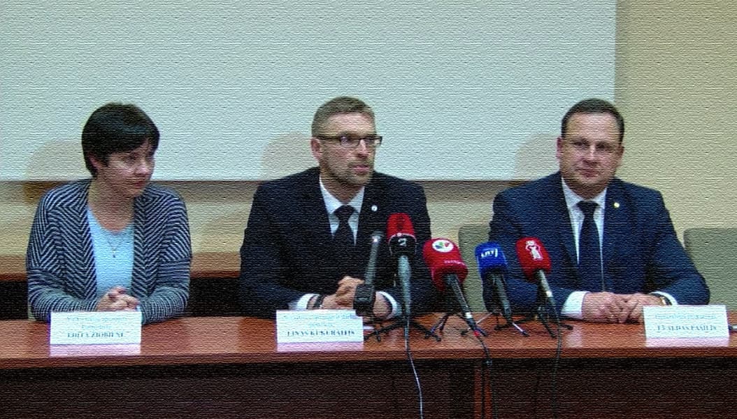 Ministrs L. Kukuraitis (viduryje) jau buvo nukentėjęs nuo nekokybiško viešųjų ryšių specialistų darbo, kai buvo sutikęs nusipaveiksluoti prie užmušto vaiko kapo (nuorauka teksto apačioje).