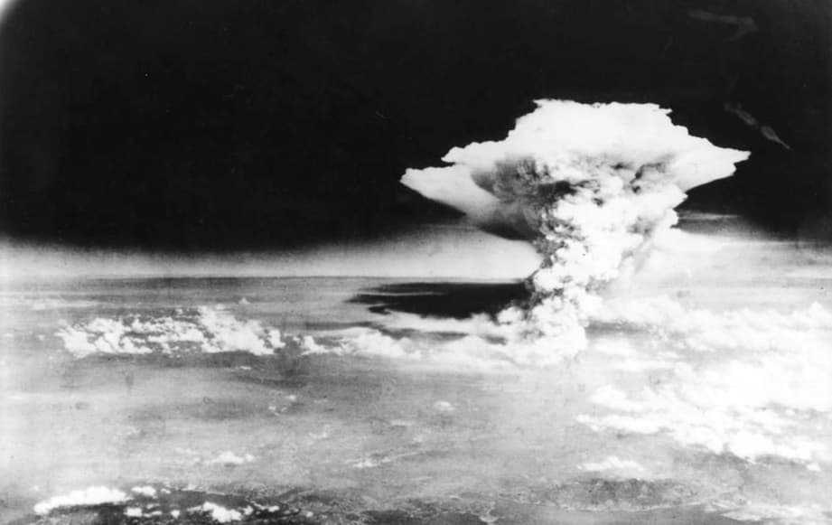 JAV atominių bombų sprogdinimas Japonijoje – kol kas vienintelis precedentas, kai buvo panaudoti tokie ginklai. Dabar pasaulis sulaikęs kvapą laukia, kada branduolines bombas sprogdins Rusija virš Baltijos, ar kitų Europos valstybių sostinių.