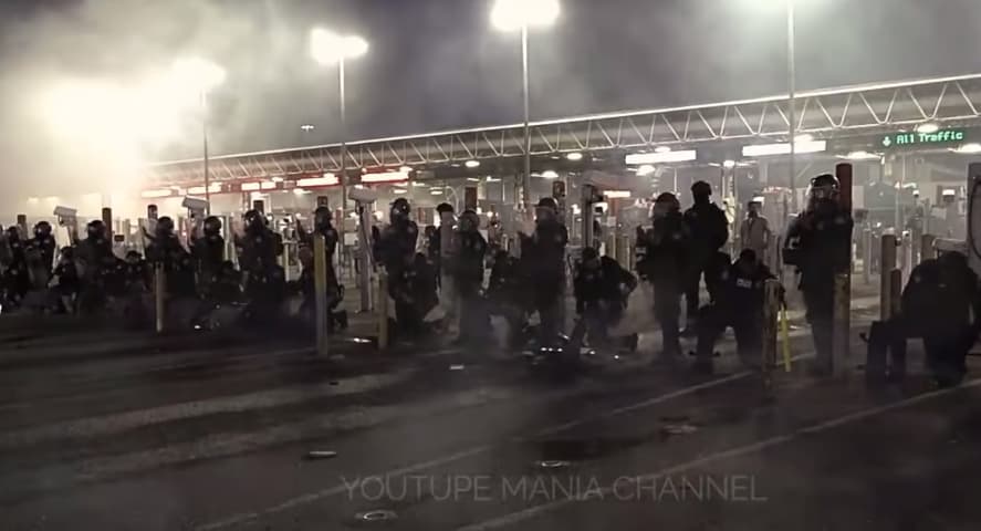 JAV kariuomenė pasirengusi atremti didelį migrantų antplūdį prie pietinių šalies sienų