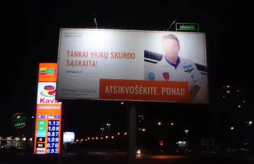 Lakštingala pasikvatojo iš plakato ir priminė skurstančios Rusijos padėtį
