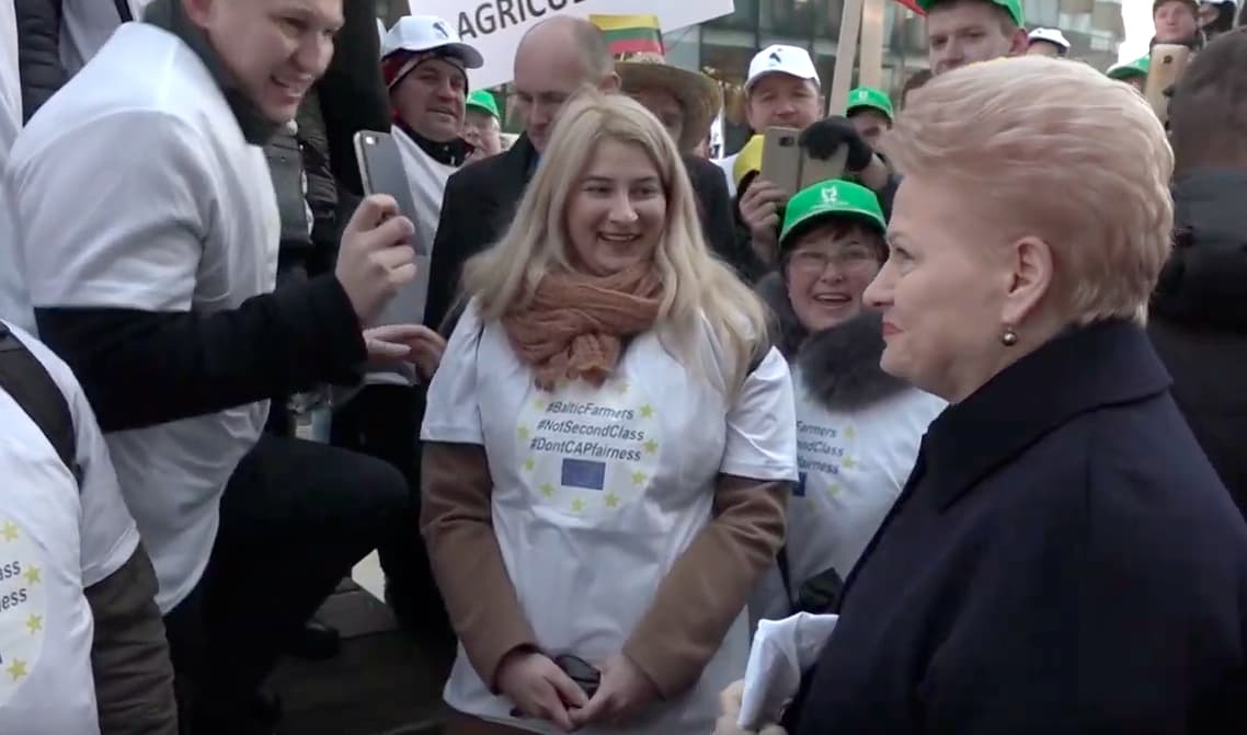 Briuselyje protestavę Lietuvos žemdirbiai džiaugsmingomis ovacijomis pasitiko Lietuvos prezidentę D. Grybauskaitė