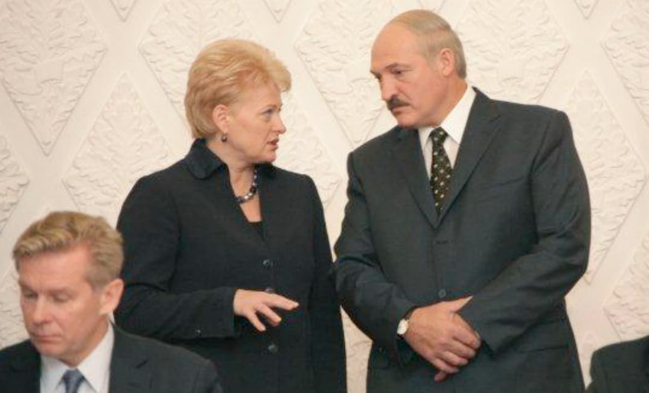 Prezidentė Dalia Grybauskaitė susitikime 2010 m. rudenį Minske su paskutiniuoju Europos diktatoriumi Aleksandru Lukašenka. Kairėje matosi Žmonių partijos atstovo, tuometinio Lietuvos užsienio reikalų ministro Audroniaus Ažubalio galvutė. Nuotr. prezidentas.lt