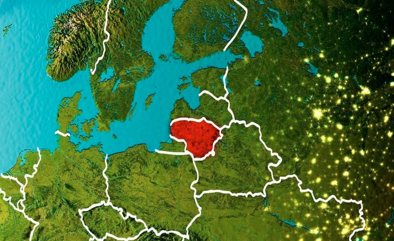 Skaitydamas mums dabar brukamą naujausią Lietuvos istoriją, norom-nenorom pagalvoji, kad Tėvynės yra dvi
