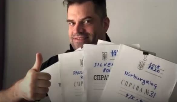 Ukrainą visame pasaulyje išgarsino aplankas su valstybės herbu „Formulė 1“ inžinieriaus rankose!