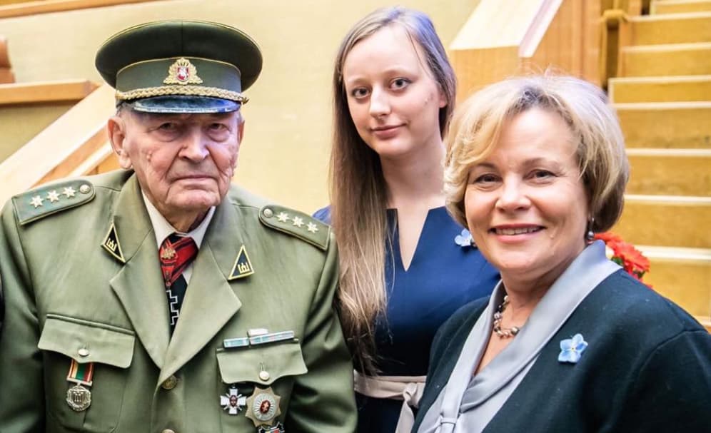 R. Juknevičienė (dešinėje). Nuotr. facebook.com
