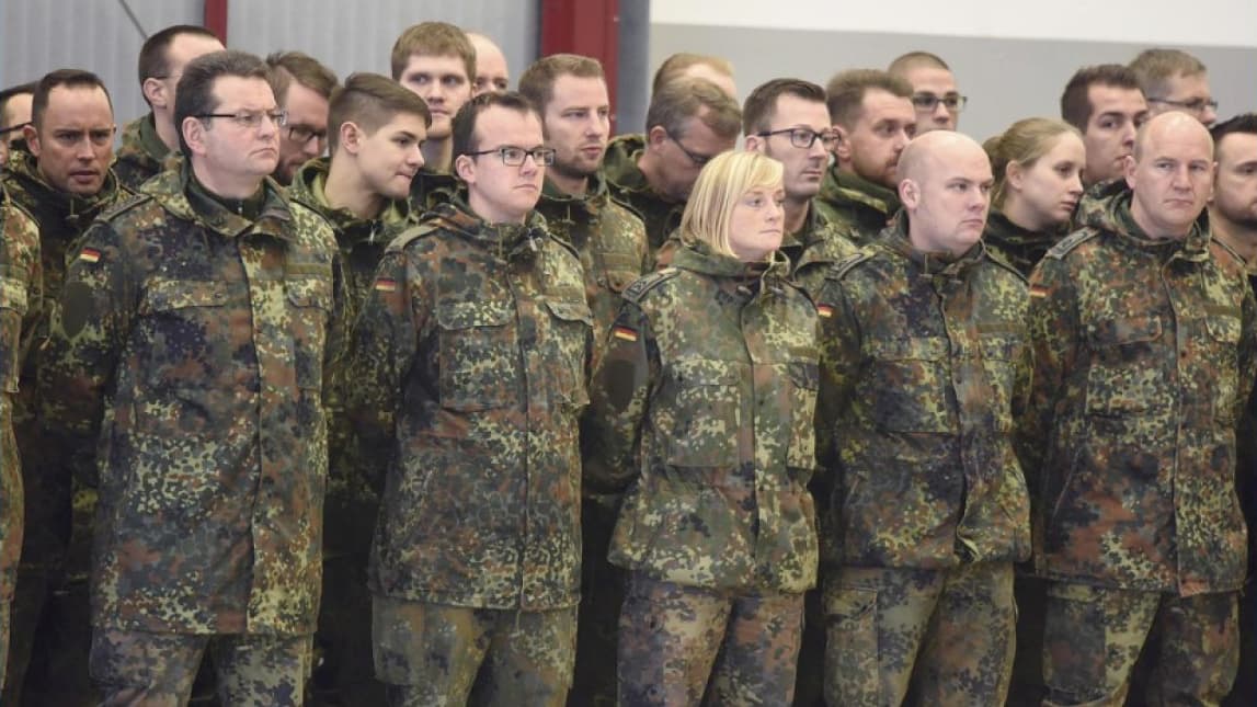 Skirtingai negu Lietuvos, Vokietijos kariuomenė yra neįgali, nepakanka net naktinio matymo akinių ir stinga karių