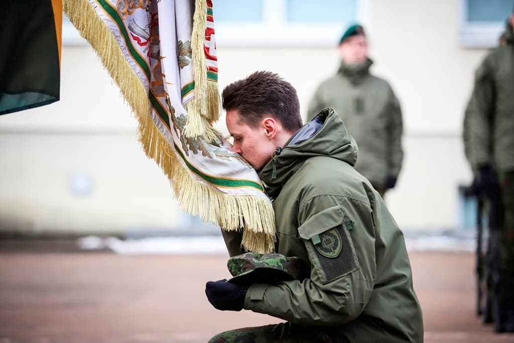 Geriausiam JKVM klausytojui Žygimantui Stanceliui suteikta teisė pabučiuoti Akademijos vėliavą. Srž. sp. Ievos Budzeikaitės nuotr.