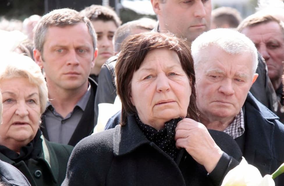 L. Kedienė nužudyto sūnaus laidotuvėse.