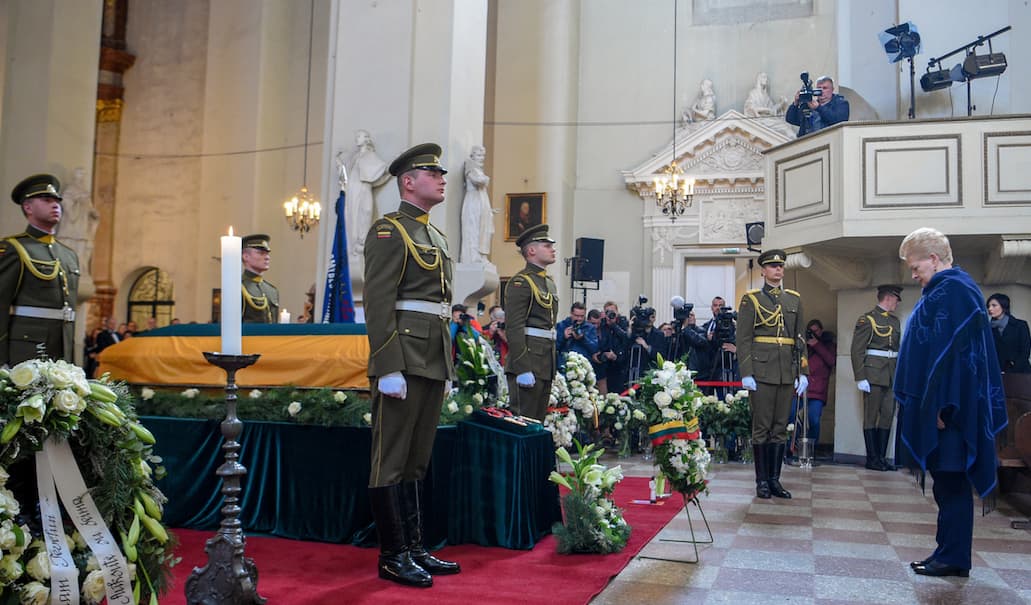 Prezidentė lenkia galvą prie partizanų vado Adolfo Ramanausko-Vanago karsto. Nuotr. prezidentas.lt