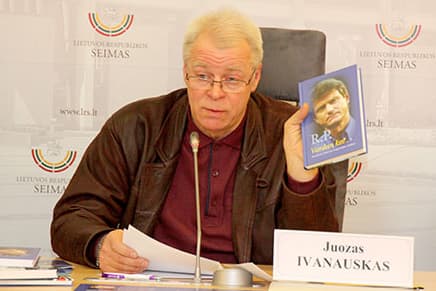 Nušalinto prezidento Rolando Pakso padėjėas Europos Parlamente, rašytojas Juozas Ivanauskas daug rašo ir „Laisvame laikraštyje“.