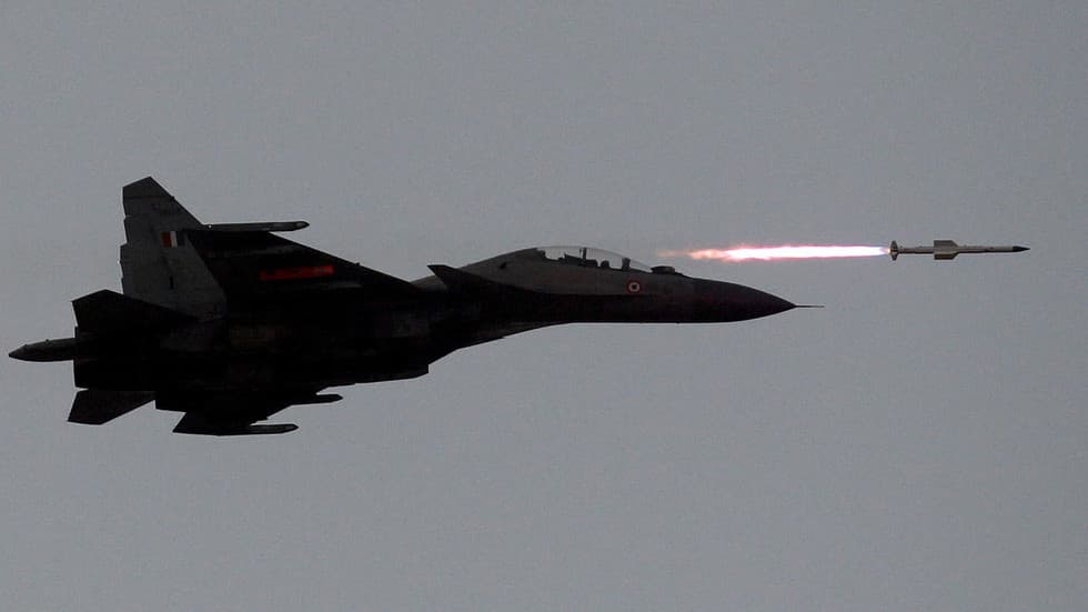 Indijos lėktuvas ir jo paleista raketa "oras-oras".