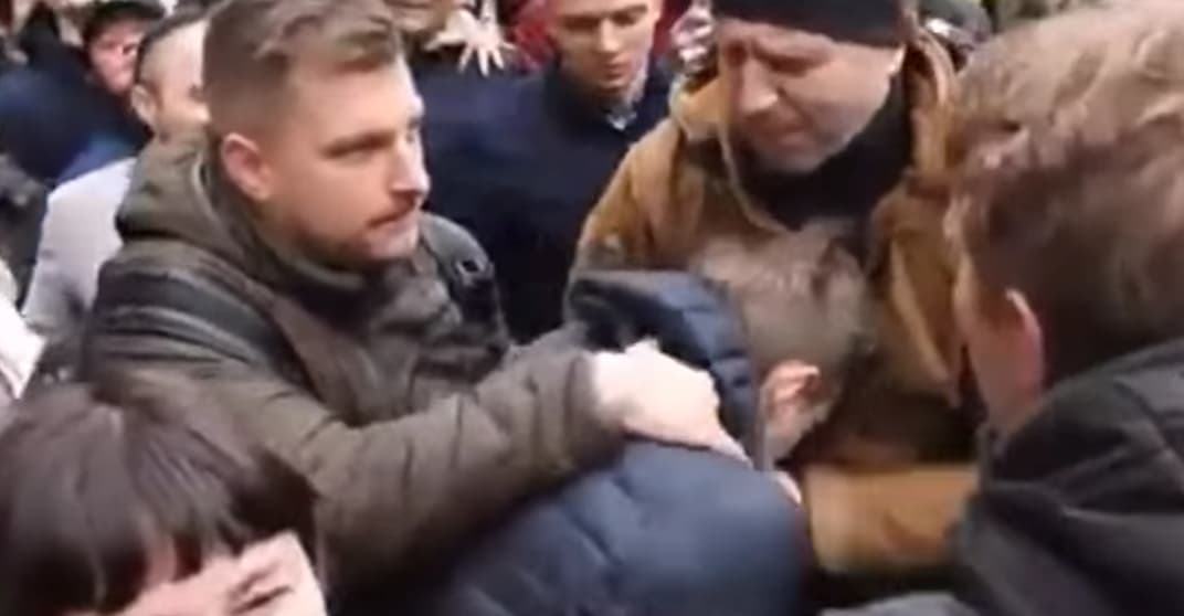 Lietuvos draugo Petro Porošenkos samdiniai ir toliau muša žmones mitinguose už neteisingus klausimus