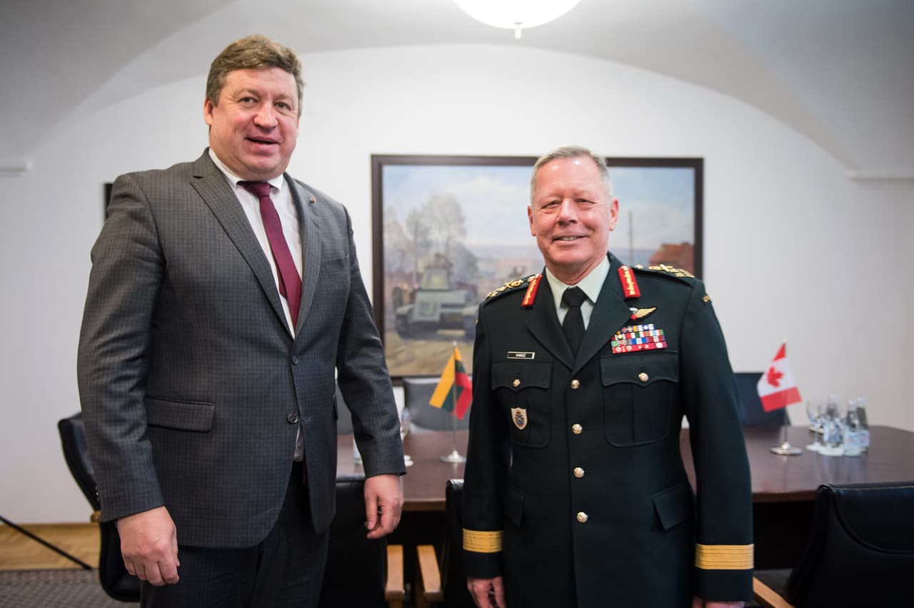 Krašto apsaugos ministrui Raimundui Karobliui labai patiko bendrauti su generolu Džonatanu H. Vansu. Nuotraukų aut. Alfredas Pliadis ir Giedrė Maksimovicz.