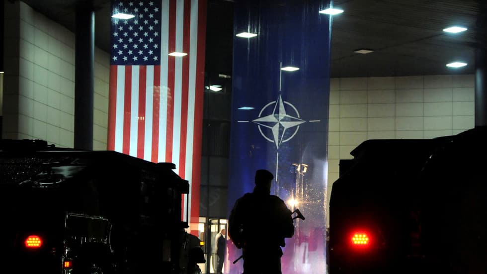 Ekspertų nuomone, NATO virto JAV kišenine organizacija, o pastaruoju metu - D. Trampo "nusikalstamos organizacijos" dalimi.