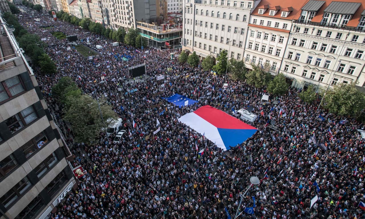 Čekijoje vyksta didžiausi per pastaruosius 40 metų protestai: reikalaujama, kad atsistatydintų sukčius premjeras