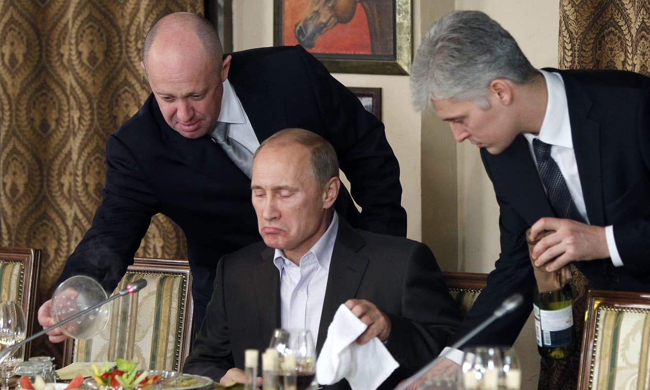 Jevgenijus Prigožinas (kairėje) ir Vladimiras Putinas (viduryje).