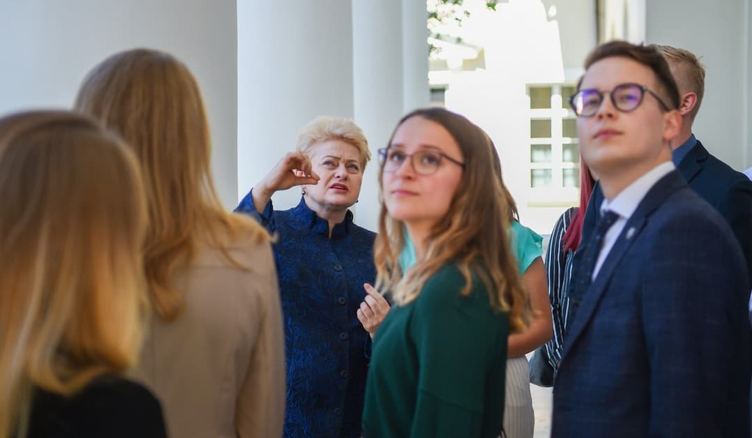 Prezidentė D. Grybauskaitė ir grįžtantis jaunimas. Nuotr. prezidentas.lt