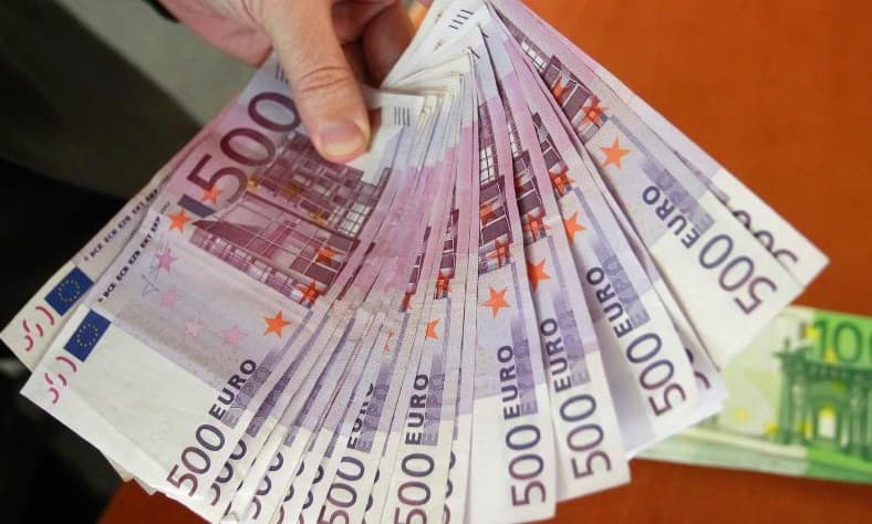 Lietuvos politikų algos gėdos valstybei nedaro