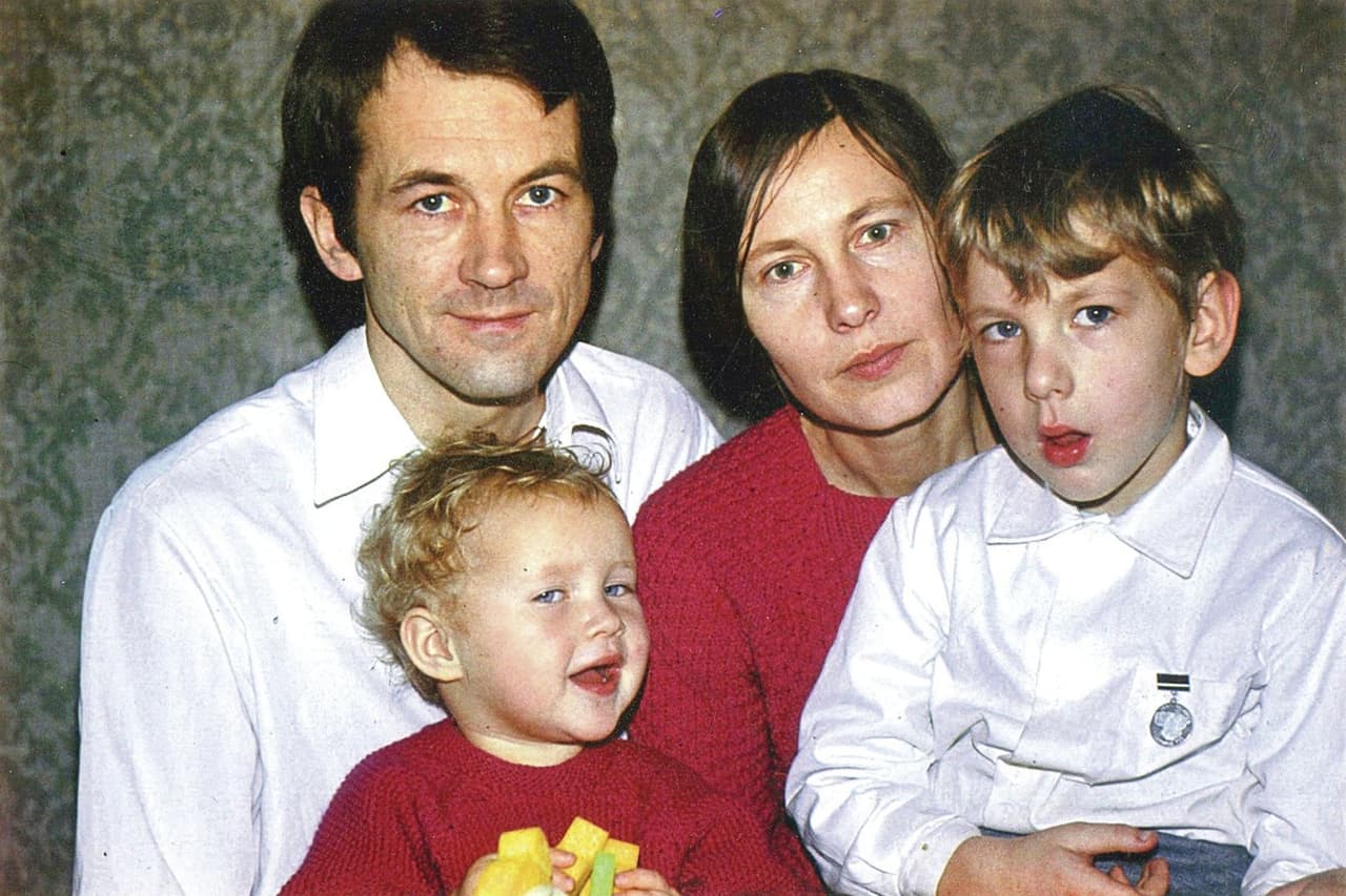 Romualdas ir Irena Ozolai su sūnumi Džiugu ir dukra Jurga (1976 metai). Nuotr. A. Kunčiaus