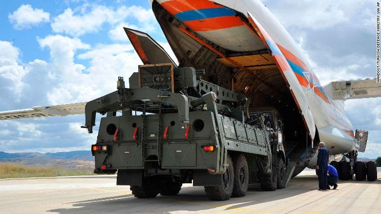 Į Turkiją iš Rusijos atkeliavo pirmosios raketų sistemos S-400, galinčios numušti NATO lėktuvus