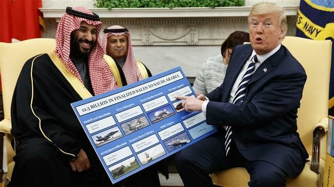 Donaldas Trampas ir Saudo Arabijos kronprincas Mohamedas bin Salmanas bin Abdulazizas al Saudas po pelningo sandorio pasirašymo.