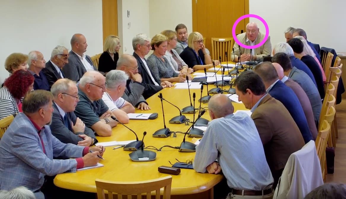 Seime nutarta pakabinti lentą į jos ankstesnę vietą ir raginama principingai priešintis vidaus ir išorės priešams
