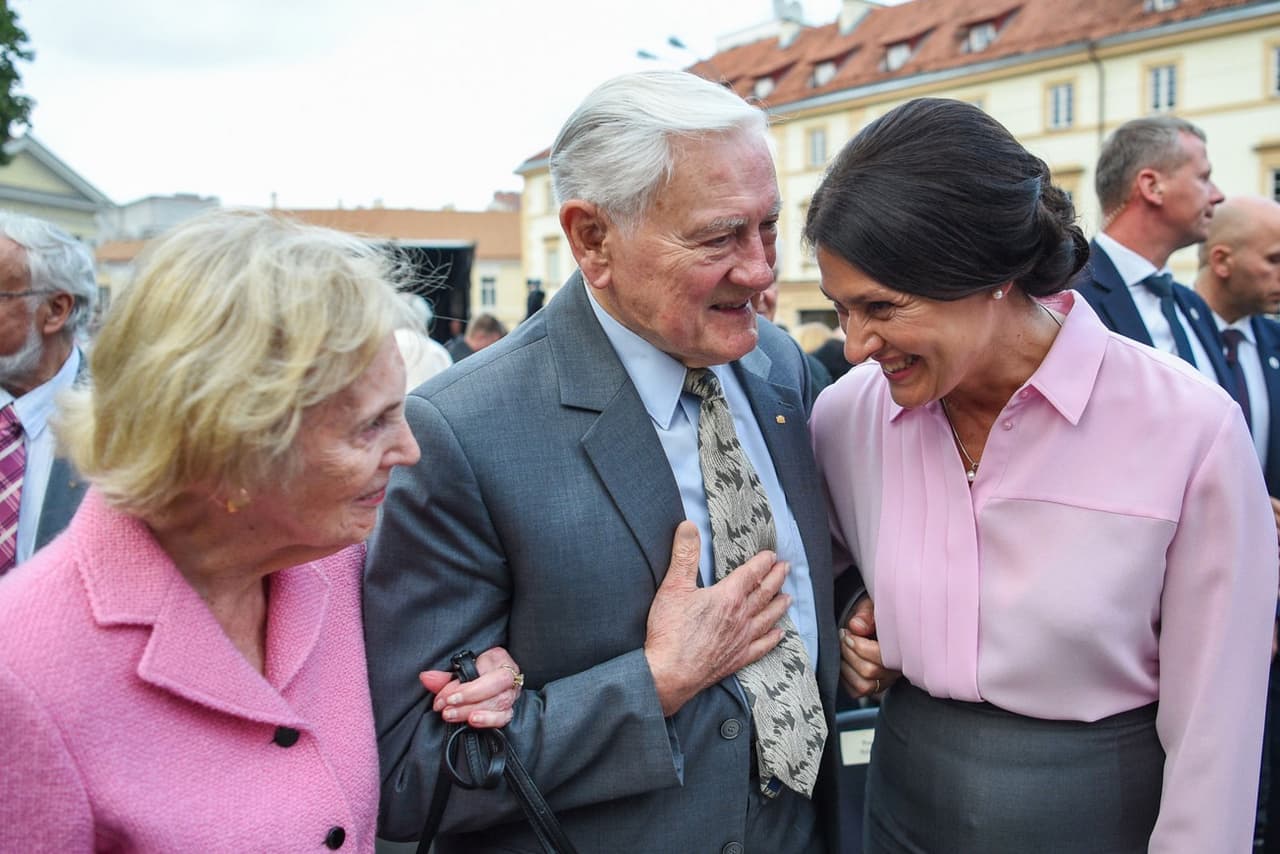 Prezidentas V. Adamkus (viduryje). Nuotr. prezidentas.lt