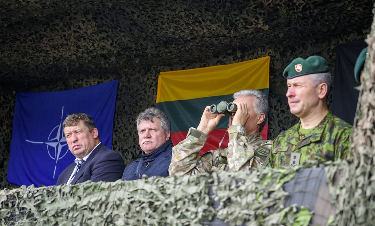 Prezidentas G. Nausėda (žiūri per žiūronus). Nuotr. prezidentas.lt