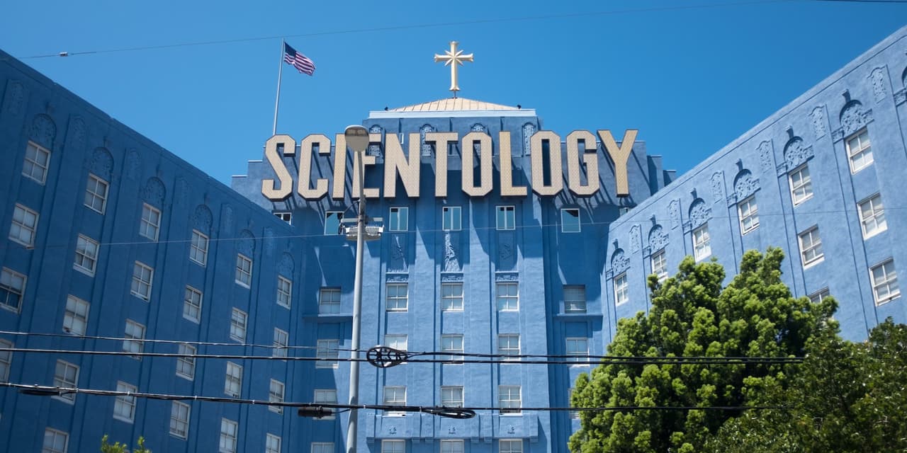 Kaupiasi teismų bylos, keliamos Scientologijos bažnyčiai
