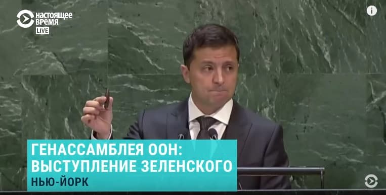 Savo kalbos metu V. Zelenskis parodė kulką.