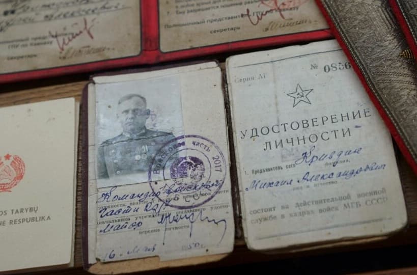 Štai ką reiškia skubus užsakymų vykdymas, didvyrių kūrimas pagal užsakymą „iš“, o ne pagal patikrintus faktus