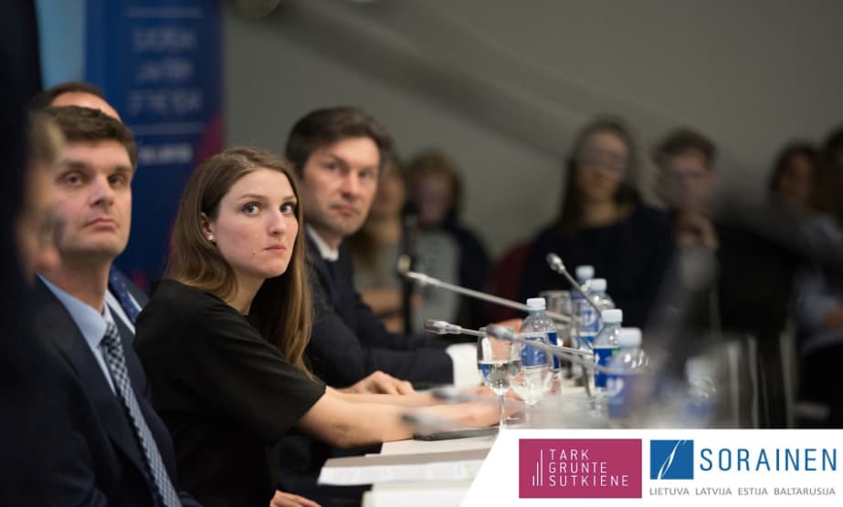 15min.lt žurnalistė Liepa Želnienė apsuptyje iškilių asmenybių: kairėje garsios advokatų kontoros „4law“ advokatas, Advokatų tarybos pirmininkas Ignas Vėgėlė, dešinėje buvęs Generalinio prokuroro pavaduotojas Darius Laurušaitis. Nuotr. facebook.comrušaitis.