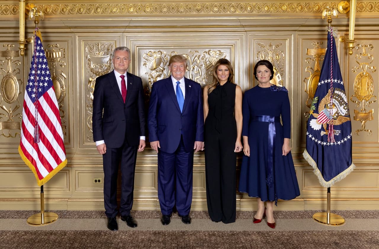 Prezidentas G. Nausėda (kairėje) jau spėjo nusifotografuoti ir su JAV prezidentu Donaldu Trampu ir pakviesti jį į Lietuvą. Deja, D. Trampas į šį kvietimą nereagavo niekaip ir net nuotraukos su G. Nausėda į savo Twitterį, kažkodėl, neįsidėjo.