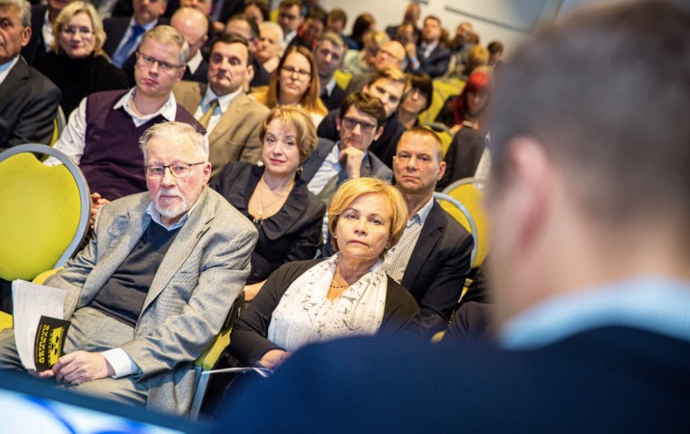 Nuotraukoje matosi, kaip susirinkusi Žmonių partijos bendruomenė klausosi savo lyderio įžvalgų.