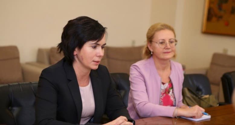 Inga Stanytė-Toločkienė (kairėje). Nuotr. urm.lt