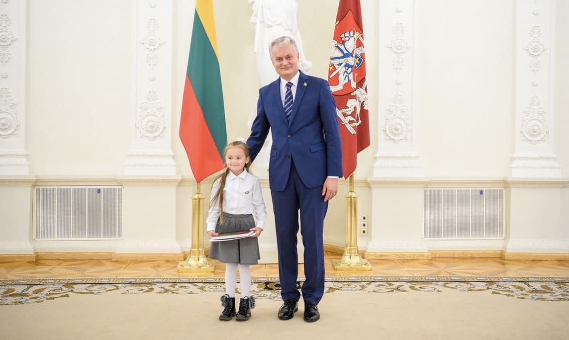 Spalio 28 d. prezidentas apdovanoja Konstitucijos egzamino nugalėtojus.